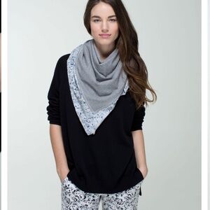 LULULEMON THROW MW OVER SCARF- HESTHERED GREY / NOT SO PETITE FLEUR SILVER SPOON